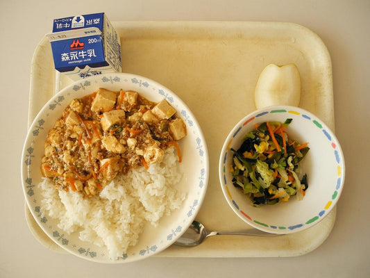 もうすぐ2学期!学校給食の歴史と今どきの人気メニューとは?